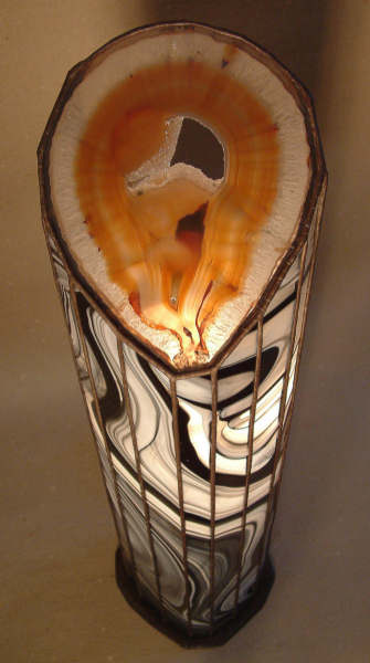 La lampe BigHole allumée vue en plongée du haut