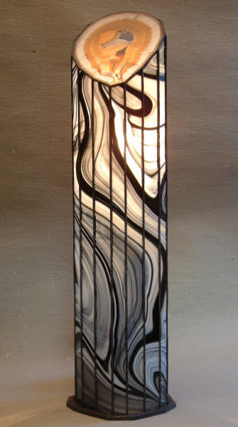 Lampada Big Hole, illuminata in prospettiva frontale