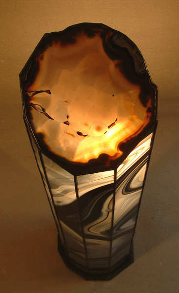 Lampada Modern Light illuminata, vista in verticale dallalto