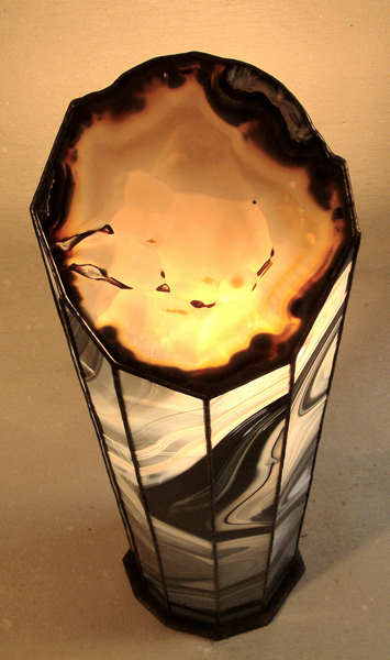 Lampada Modern Light illuminata, vista in verticale dallalto