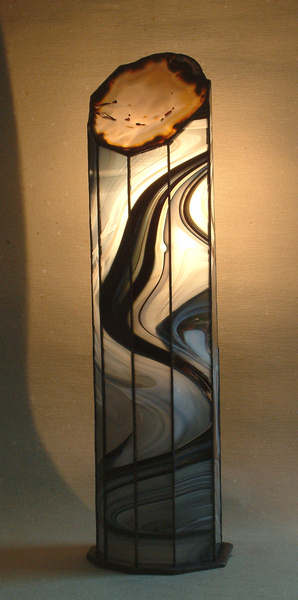 Lampada Modern Light illuminata, vista da destra