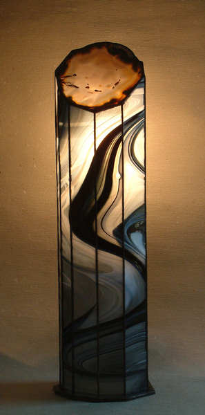 Lampada Modern Light illuminata in prospettiva frontale