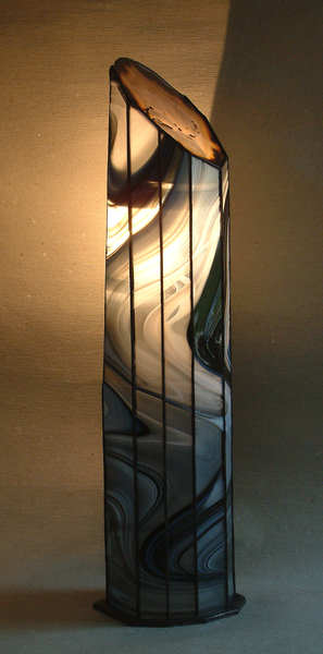 Lampada Modern Light illuminata, fotografata da sinistra.