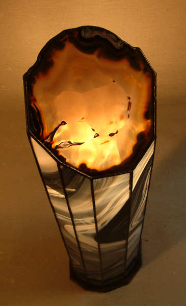 Lampada Modern Light illuminata, vista in verticale dallalto