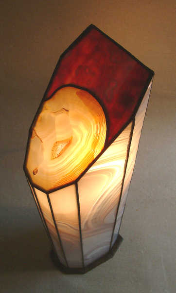 Lampada Rossa Dama illuminata vista in verticale dallalto