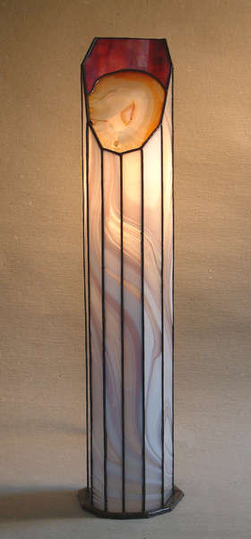 Lampada Rossa Dama illuminata in prospettiva frontale