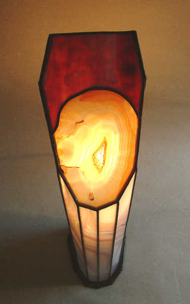 Lampada Rossa Dama illuminata vista in verticale dallalto