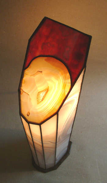 Lampada Rossa Dama illuminata vista in verticale dallalto