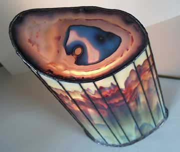 La lampada colonna fuoco illuminata, vista in verticale dall'alto