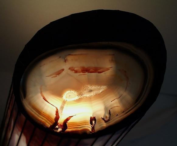L'agata nella Lampada colonna con cappello illuminata