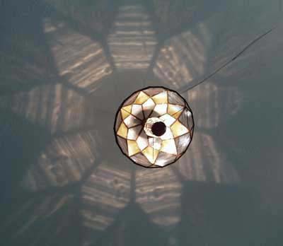 Lampada alogeno fiore illuminata