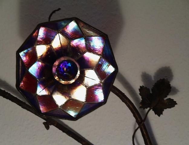 Lampada alogeno fiore con foglia illuminata