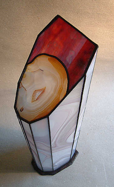 L&aacute;mpara Fuscia Dama iluminada, fotografiada desde la izquierda