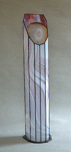 L&aacute;mpara Fuscia Dama iluminada, fotografiada desde la izquierda