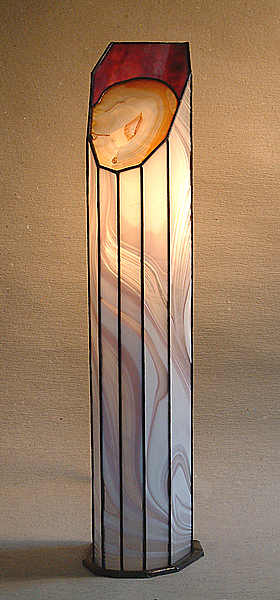 L&aacute;mpara Fucsia Dama iluminada vista de frente