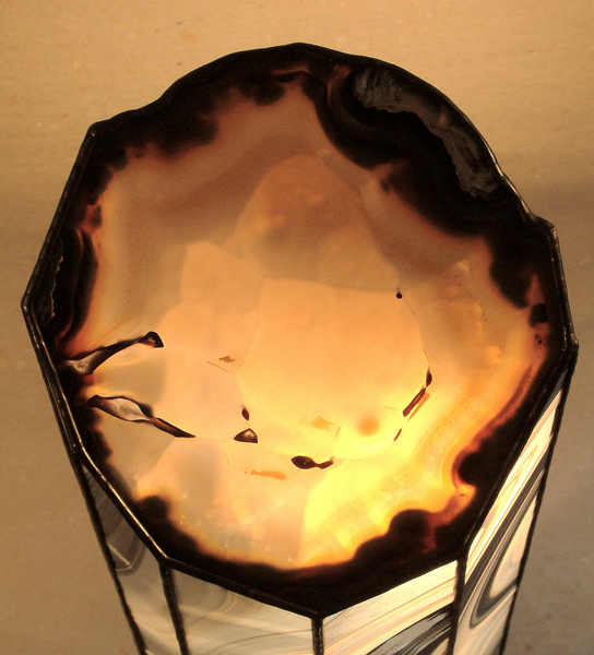 El ágata en la lámpara iluminada
