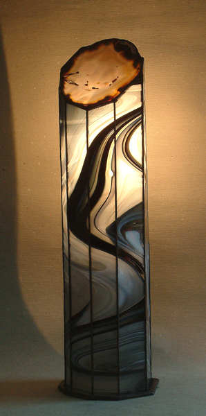 L&aacute;mpara Moderna Candela iluminada, vista de frente