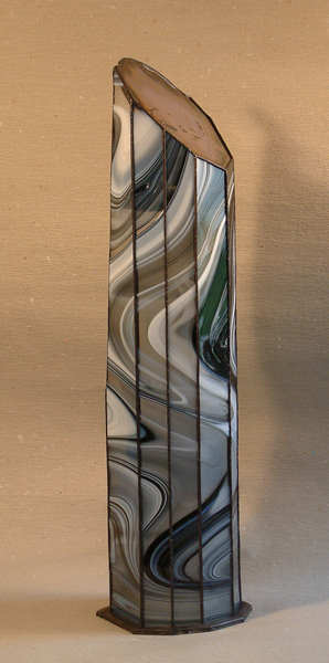 L&aacute;mpara Moderna Candela sin luz, fotografiada desde la izquierda