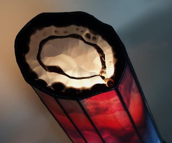 L&aacute;mpara antorcha con perla iluminada vista de arriba en &aacute;ngulo recto 