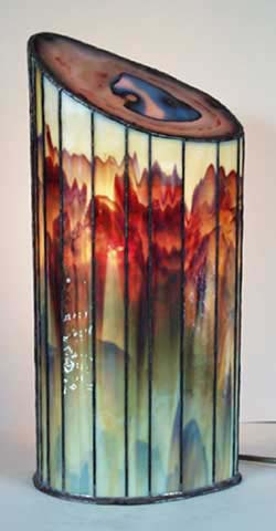 l&aacute;mpara columna fuego iluminada  