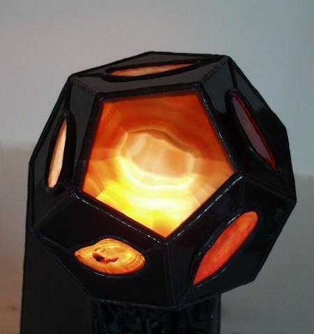 L&aacute;mpara Heptagonium iluminada