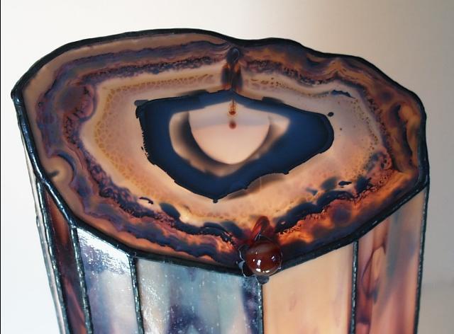 El &aacute;gata en la l&aacute;mpara l&aacute;grima iluminada