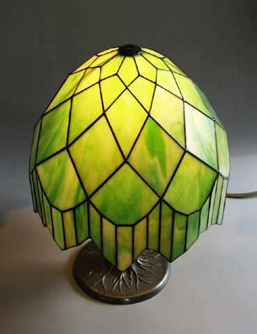 lámpara bajo árbol luciente